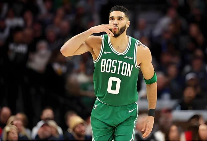 塔图姆回归赛场，惊险取胜首场状态亮眼，澳大利亚队观众沸腾！的简单介绍开云官网